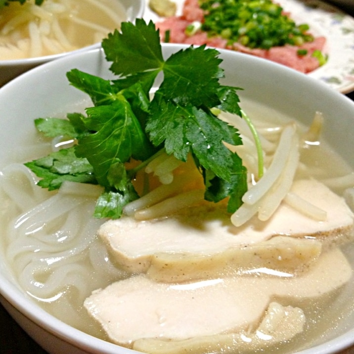 蒸し鶏のフォーです☆喉ごしちゅるるん~♪アジア麺☆